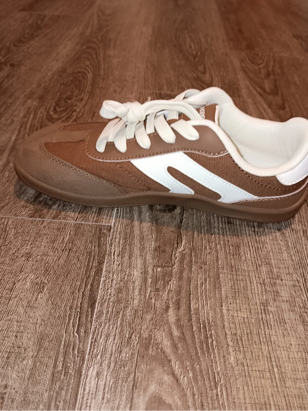 Hobibear Brown and White Low-Top Sneaker